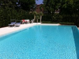 piscina su misura con pvc colore sabbia e elettrolisi salina